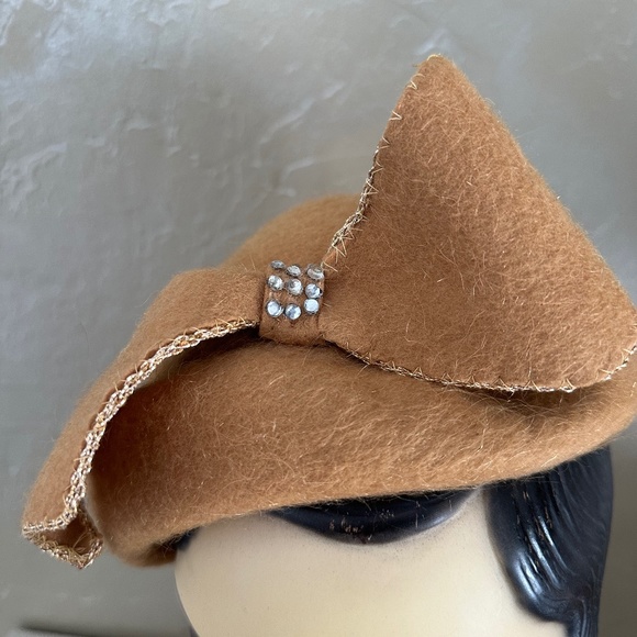 IMPRESSIVE 1950\'s MUSTARD COLOR FUZZY FELT  CAP +  BOW WITH GOLD THREAD EDGING main image 12